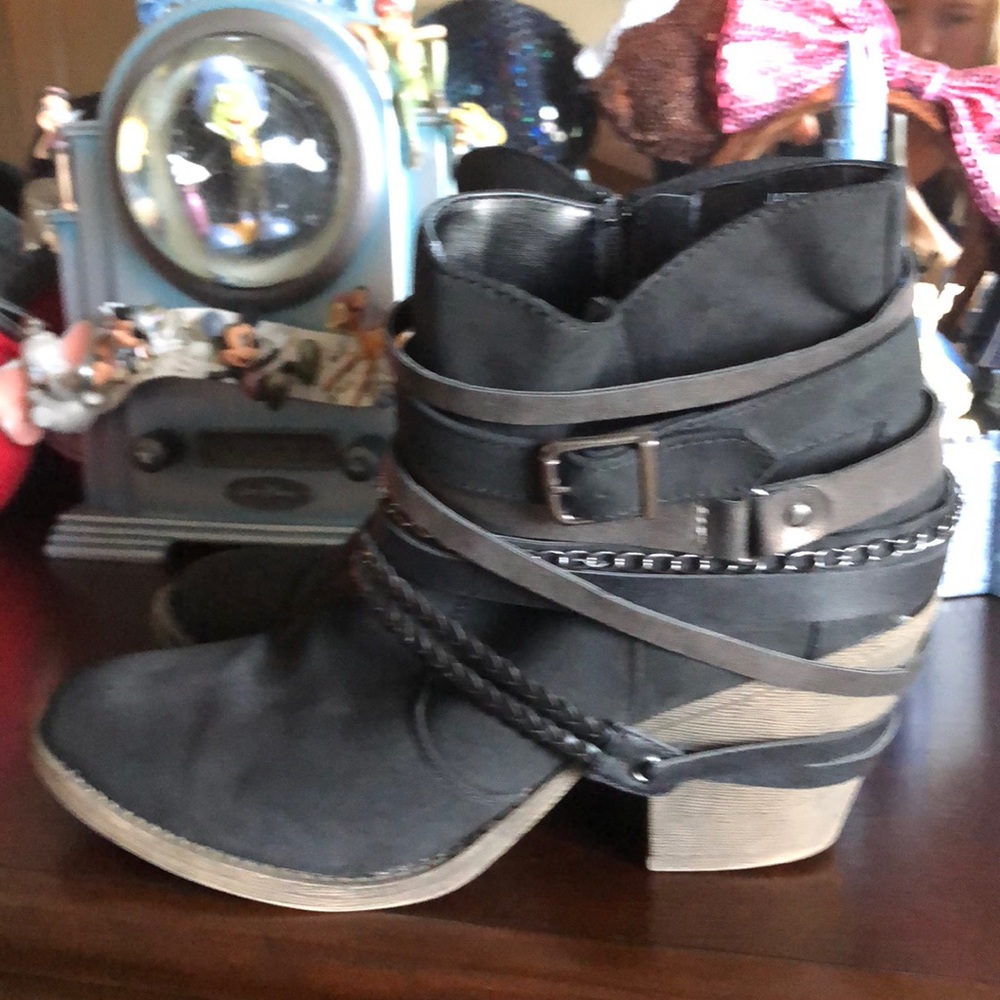 Black heeled booties; rock n’ roll glam! Size 9